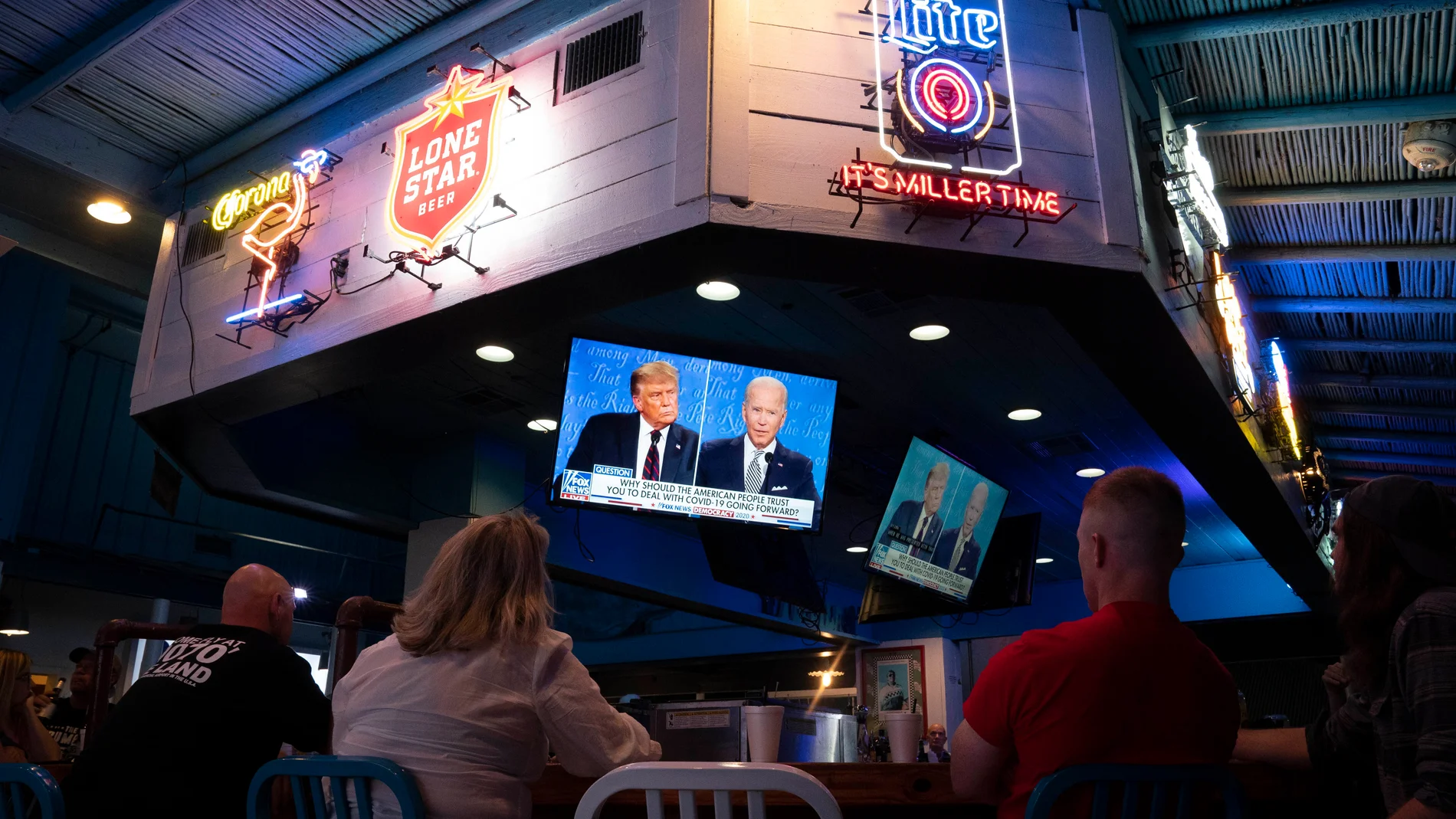 Imagen de un grupo de personas asistiendo al debate electoral entre Donald Trump y Joe Biden en 2020