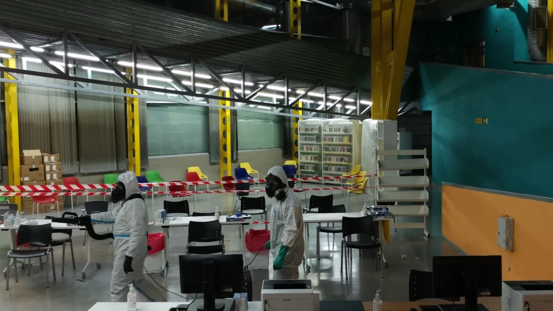 El Ejército desinfecta una biblioteca en Vallecas y un centro cultural en Fuenlabrada
