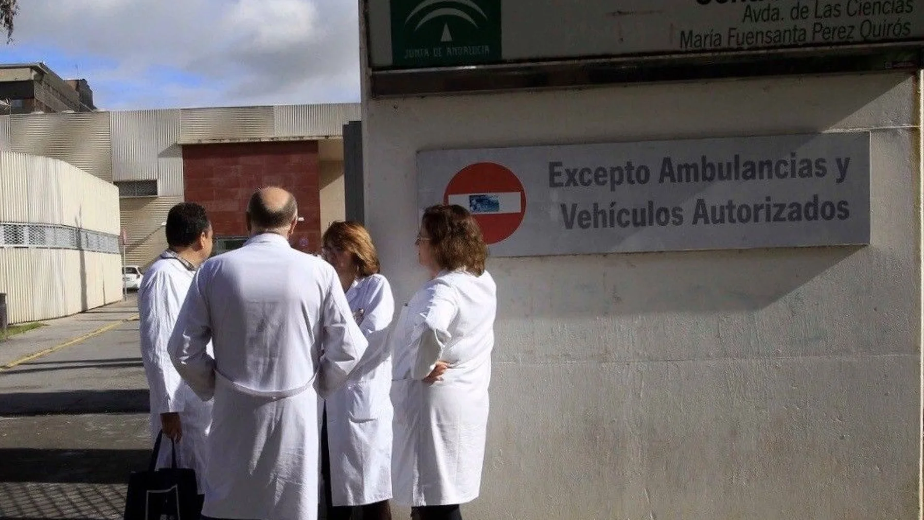 Un grupo de sanitarios, a la entrada de un centro de salud andaluz