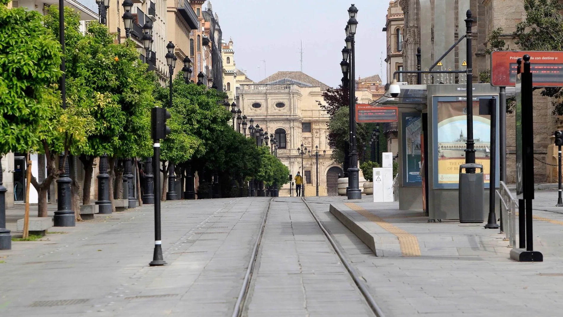 En la imagen, el centro de Sevilla vacío como consecuencia del confinamiento decretado por el coronavirus, que es importante mantener para controlar la enfermedad