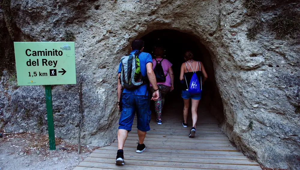 Unas personas se adentran en el acceso norte del Caminito del Rey en Ardales, que se incluye dentro de la Gran Senda de Málaga