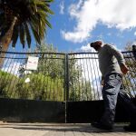 Un hombre pasa junto a las cancelas de un parque cerradas por la Covid-19 en Córdoba