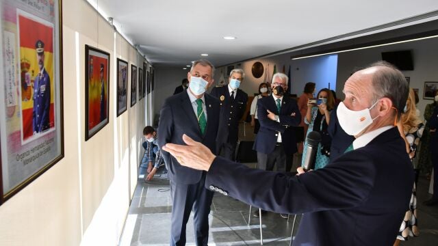 El alcalde de Tomares, José Luis Sanz, visita la exposición fotográfica sobre el Rey