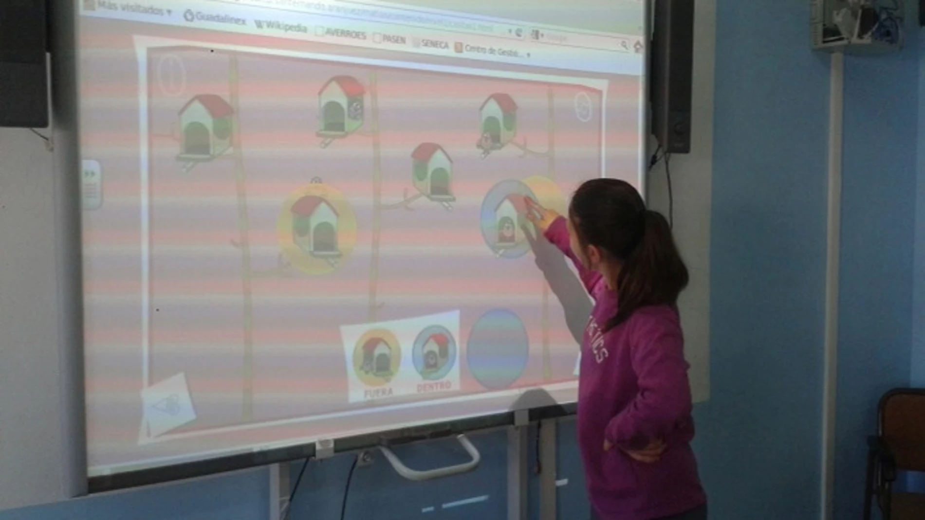 Una menor participa en un ejercicio de "Conéctate a la Escuela"