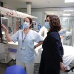 La presidenta Isabel Díaz Ayuso en la UCI del hospital Gregorio Marañón