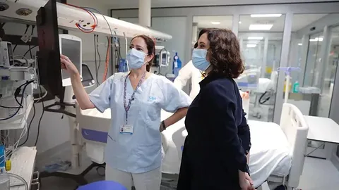 La presidenta Isabel Díaz Ayuso en la UCI del hospital Gregorio Marañón