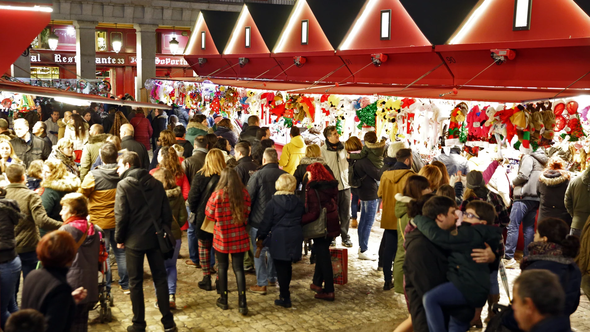Madrid mantiene (por ahora) el mercadillo de Navidad de la Plaza Mayor