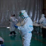Sanitarios trabajan realizando tests de antígenos para detectar la covid