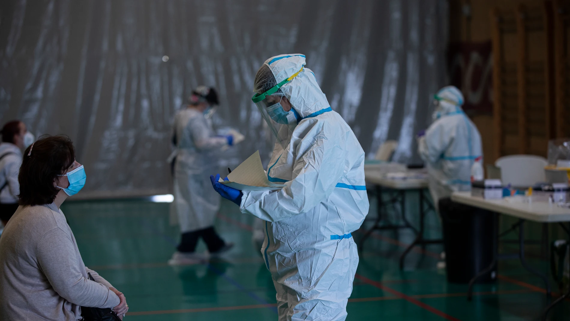 Sanitarios trabajan realizando tests de antígenos para detectar la covid