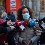 La secretaria general de CC OO en Andalucía es Nuria López, en la imagen atendiendo a los medios