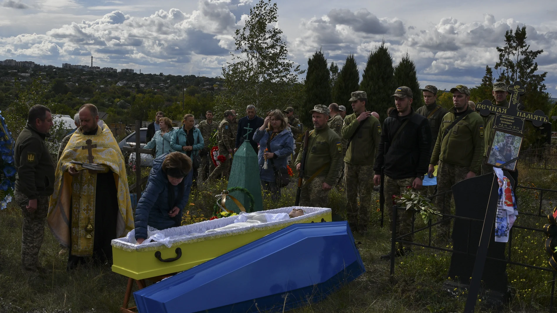 Una familia entierra a un soldado ucraniano abatido por las tropas rusas en Kramatorsk