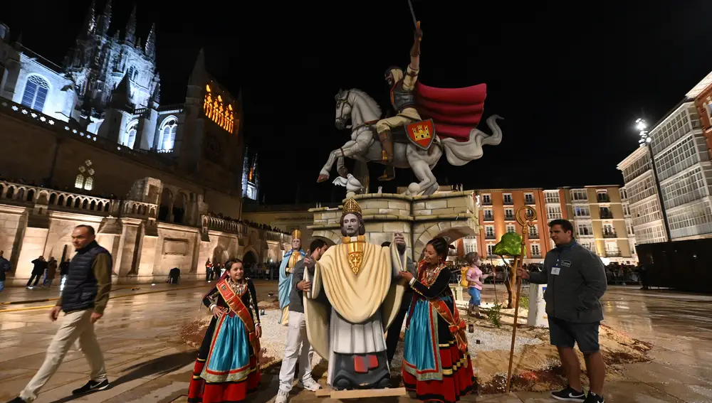 Cremá de la falla del VIII Centenario que se celebra en la plaza del Rey San Fernando de Burgos