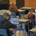 Alumnos atienden desde su ordenador clases virtuales en un colegio de Madrid