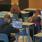 Alumnos atienden desde su ordenador clases virtuales en un colegio de Madrid