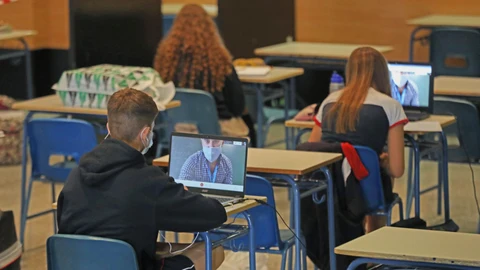 Alumnos atienden desde su ordenador clases virtuales en un colegio de Madrid