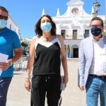 Los populares Manuel Barroso, Loles López y Manuel Andrés González, de izquierda a derecha, ayer en Cartaya