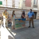 Representantes de los colectivos ecologistas que pedirán una investigación de la UE sobre el proyecto hotelero