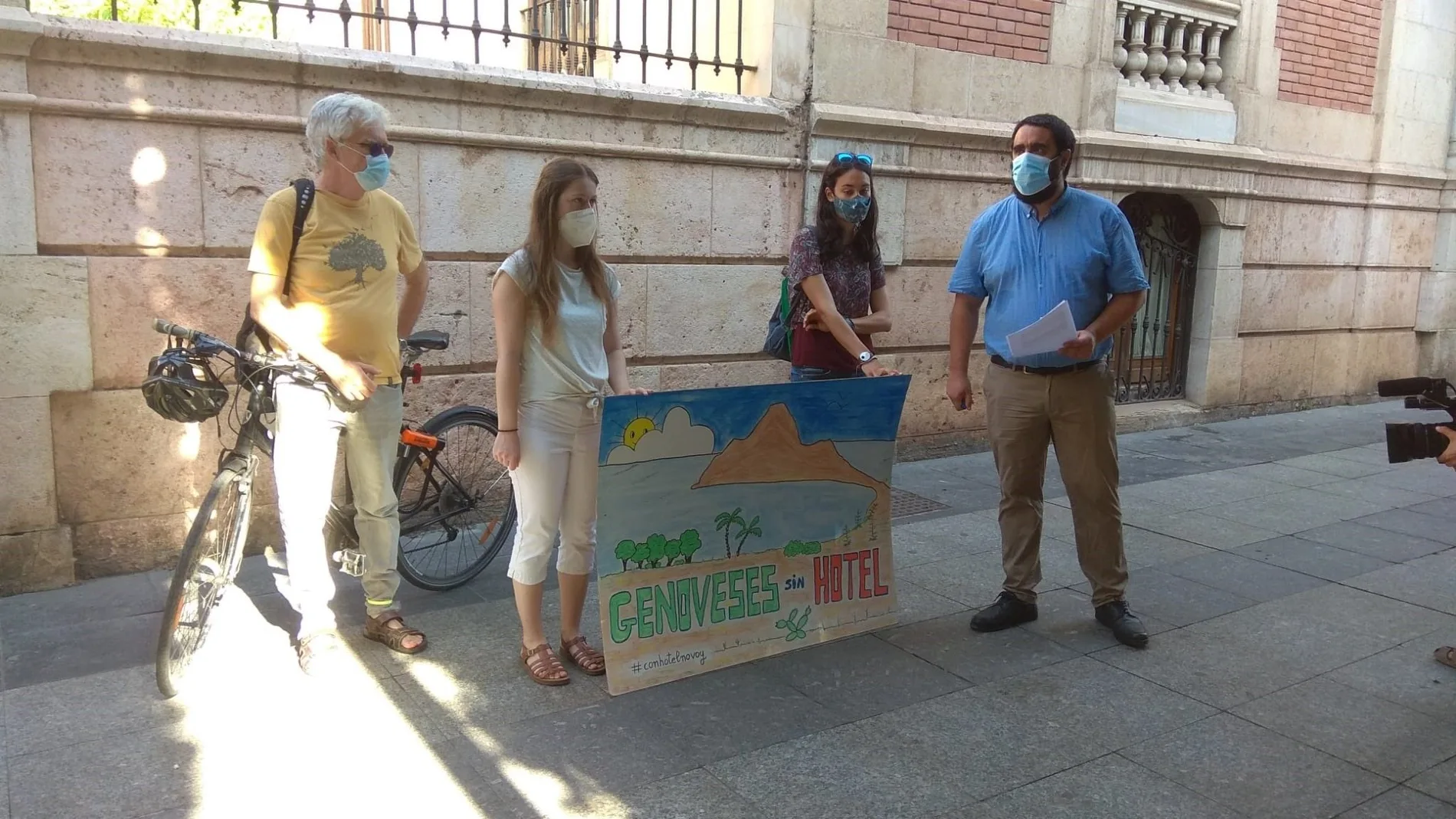 Representantes de los colectivos ecologistas que pedirán una investigación de la UE sobre el proyecto hotelero