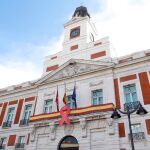 Fachada de la sede de la Comunidad de Madrid el 1 de diciembre, día mundial del Sida