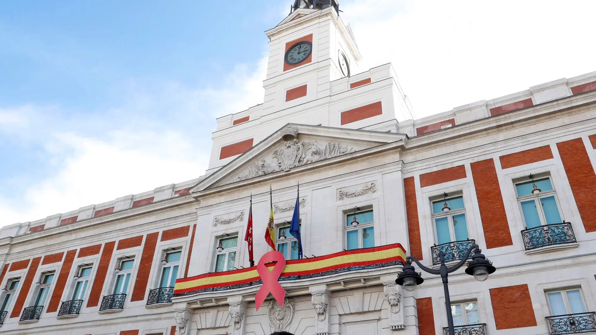 Fachada de la sede de la Comunidad de Madrid el 1 de diciembre, día mundial del Sida