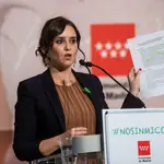 La presidenta madrileña, Isabel Díaz Ayuso, ofrece una rueda de prensa tras su reunión con representantes de fundaciones y familias con niños con necesidades educativas especiales