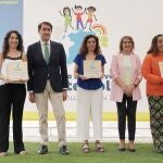 Los consejeros Suárez-Quiñones y Rocío Lucas durante la entrega de las distinciones de "Centro Educativo Sostenible"