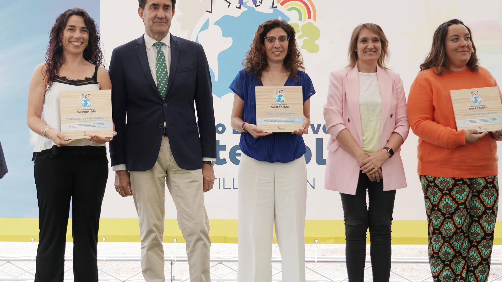 Los consejeros Suárez-Quiñones y Rocío Lucas durante la entrega de las distinciones de "Centro Educativo Sostenible"