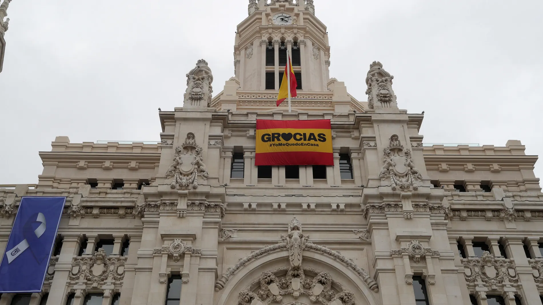 Ayuntamiento Madrid despliega 2 banderas para dar las gracias a ciudadanos