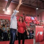 El secretario general del PSOE, Pedro Sánchez, junto a la líder de los socialistas andaluces, Susana Díaz