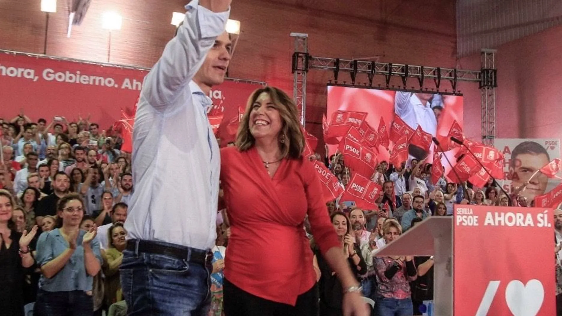 El secretario general del PSOE, Pedro Sánchez, junto a la líder de los socialistas andaluces, Susana Díaz