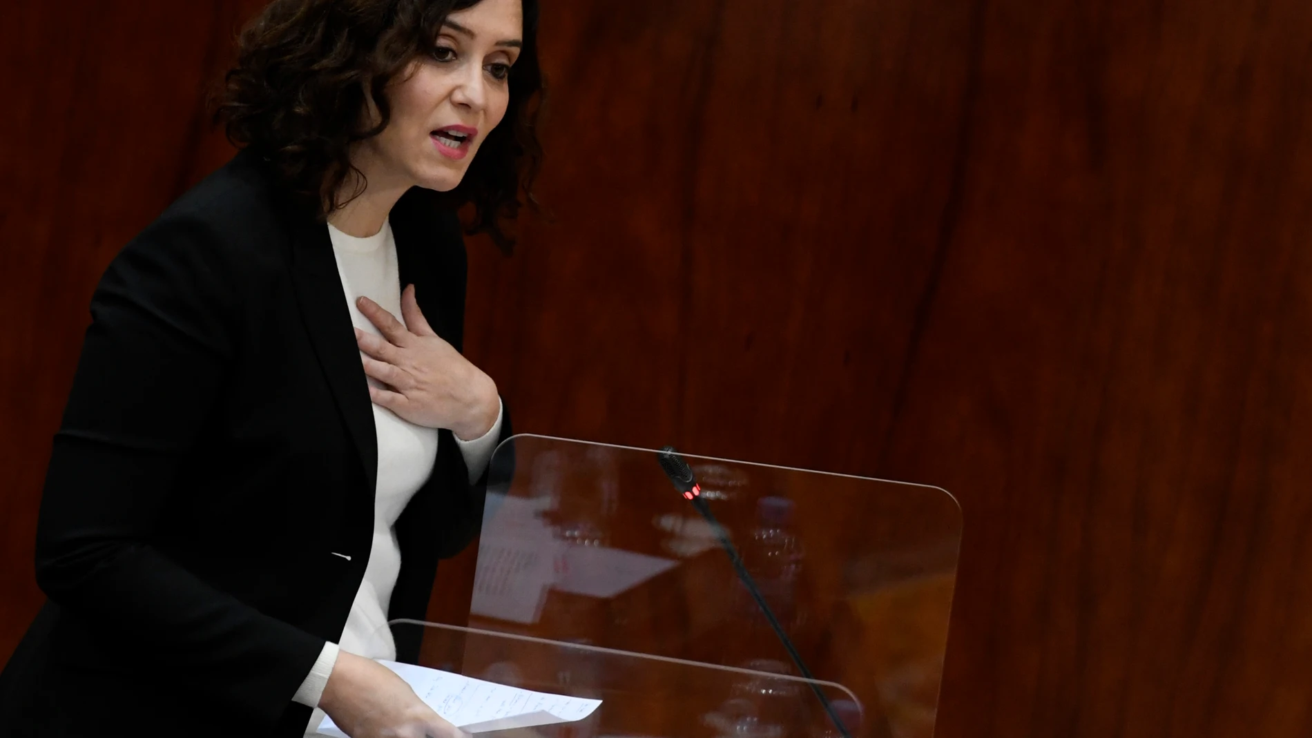 La presidenta de la Comunidad de Madrid, Isabel Díaz Ayuso, interviene durante una sesión plenaria en la Asamblea de Madrid (España)