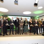 El presidente andaluz, Juanma Moreno, junto a los galardonados en los “Premios Andalucía Capital 2020”
