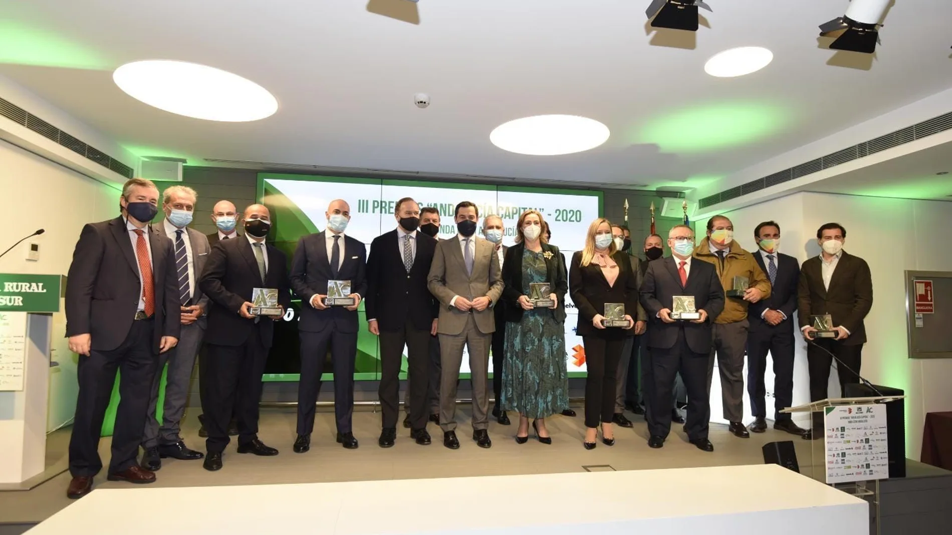 El presidente andaluz, Juanma Moreno, junto a los galardonados en los “Premios Andalucía Capital 2020”