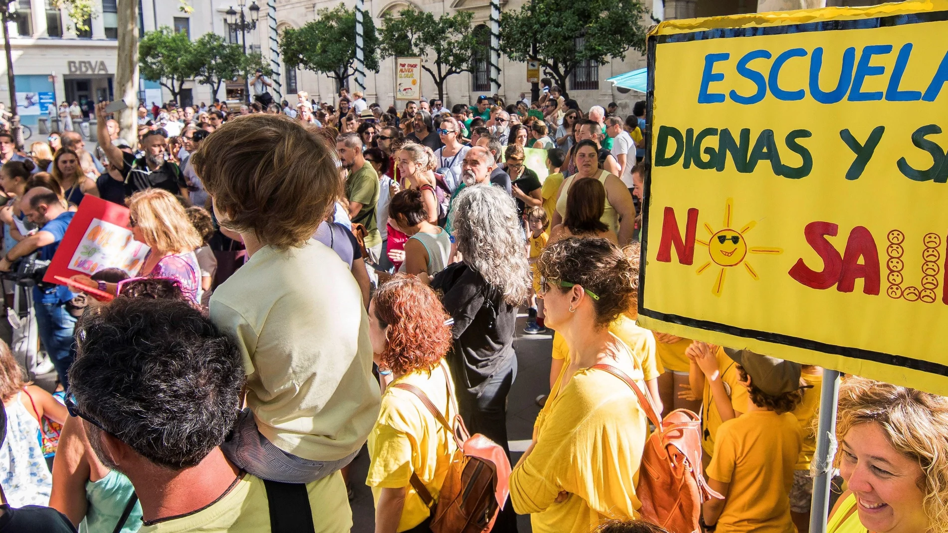 Una de las protestas organizadas en Sevilla por las asociaciones de madres y padres de alumnos (AMPA) agrupadas en Escuela de Calor