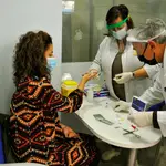 Dos farmacéuticos de la Farmacia Da-Cunha toman una muestra de sangre para realizar un test de cribado del coronavirus en Barbadás, Ourense, Galicia (España), el pasado 19 de octubre de 2020.
