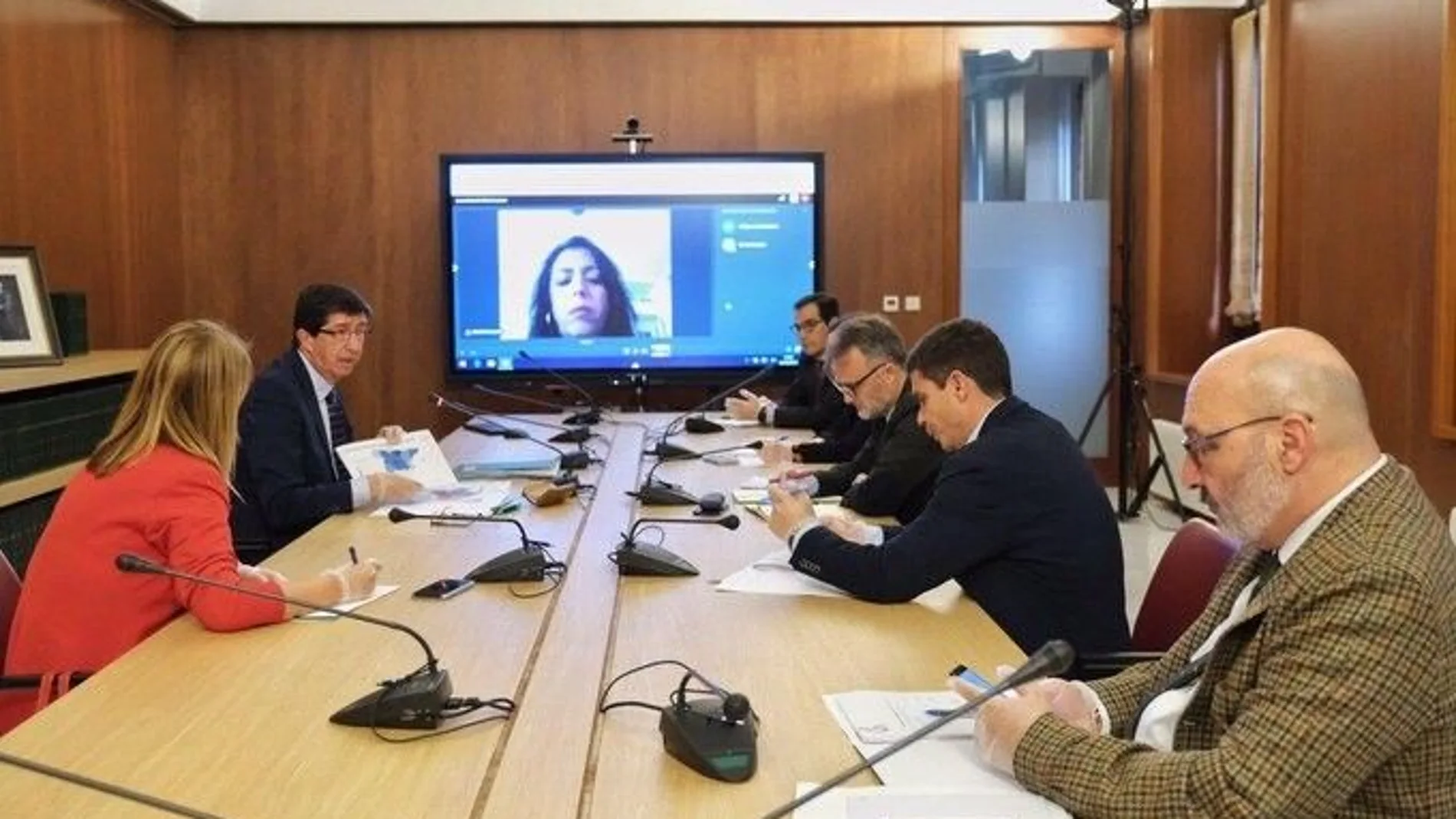 Reunión del vicepresidente de la Junta, Juan Marín, con los portavoces parlamentarios y la presidenta del Parlamento, Marta Bosquet