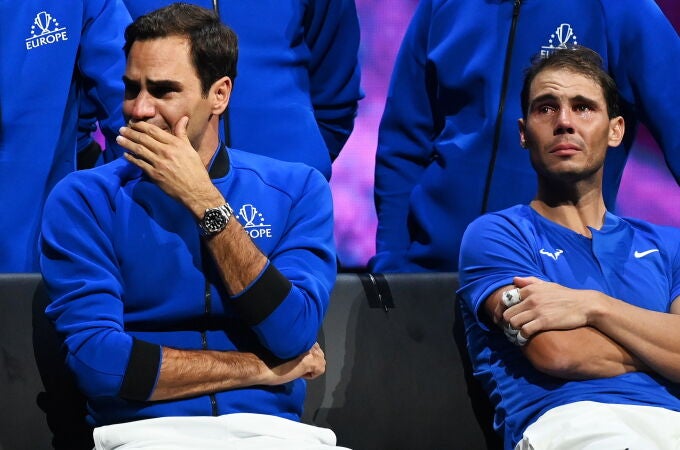 Nadal y Federer, llorando juntos en la despedida del tenis del suizo