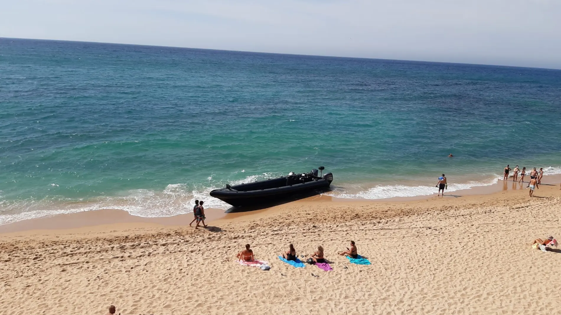 Imagen donde se ve la embarcación en una playa de Cádiz