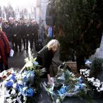 La viuda y la hermana del expresidente del PP de Guipúzcoa Gregorio Ordóñez, depositan flores en su tumba, en una fotografía de archivo