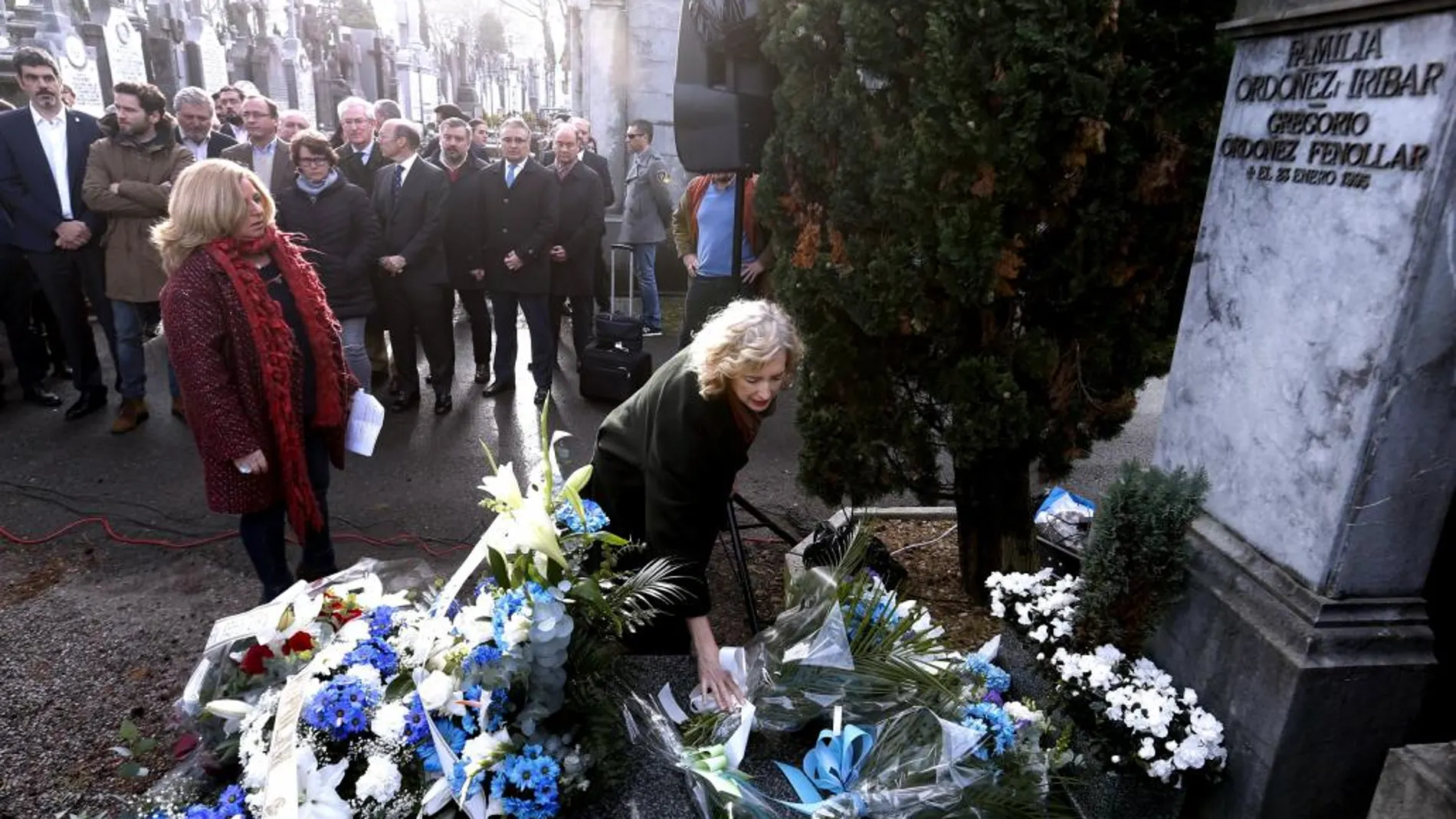 La viuda y la hermana del expresidente del PP de Guipúzcoa Gregorio Ordóñez, depositan flores en su tumba, en una fotografía de archivo