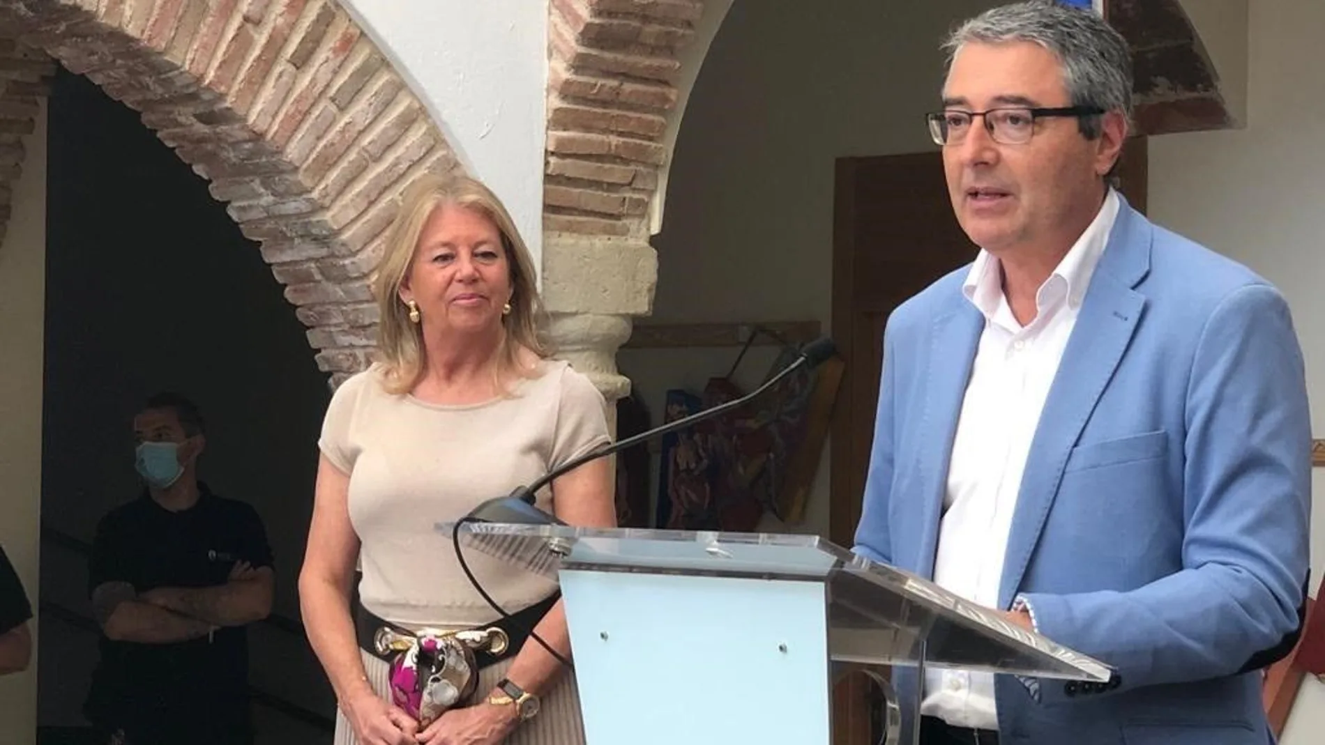 El presidente de la Diputación de Málaga y de Turismo Costa del Sol, Francisco Salado, junto a la alcaldesa de Marbella, Ángeles Muñoz