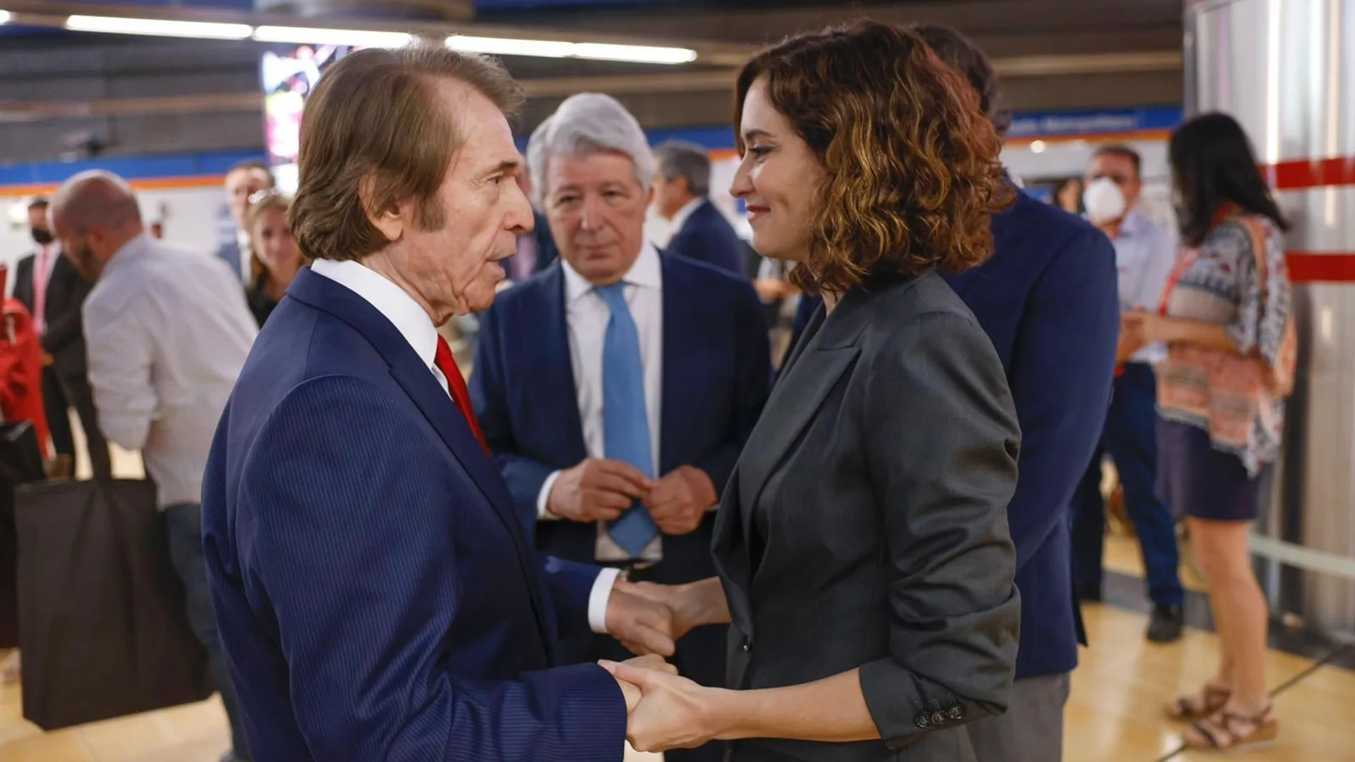 La presidenta Isabel Díaz Ayuso con el cantante Raphael, en presencia del presidente del Atlético de Madrid, Enrique Cerezo