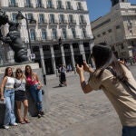 Un grupo de turistas en la Puerta del Sol a escasos días de las Fiestas de San Isidro