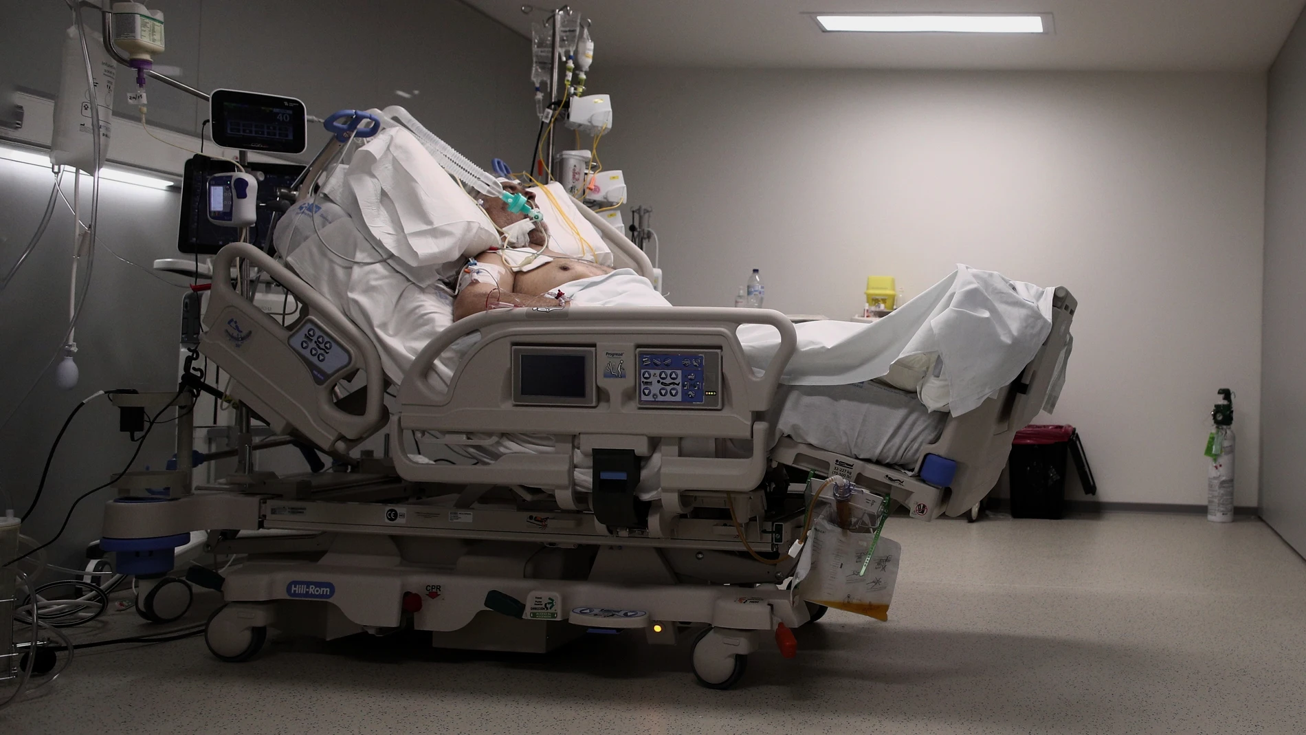 Un enfermo en una cama de la UCI del Hospital de Emergencias Isabel Zendal, Madrid