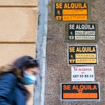 Imagen de carteles de Se Alquila y Se Vende en un portal del Barrio de Salamanca en Madrid