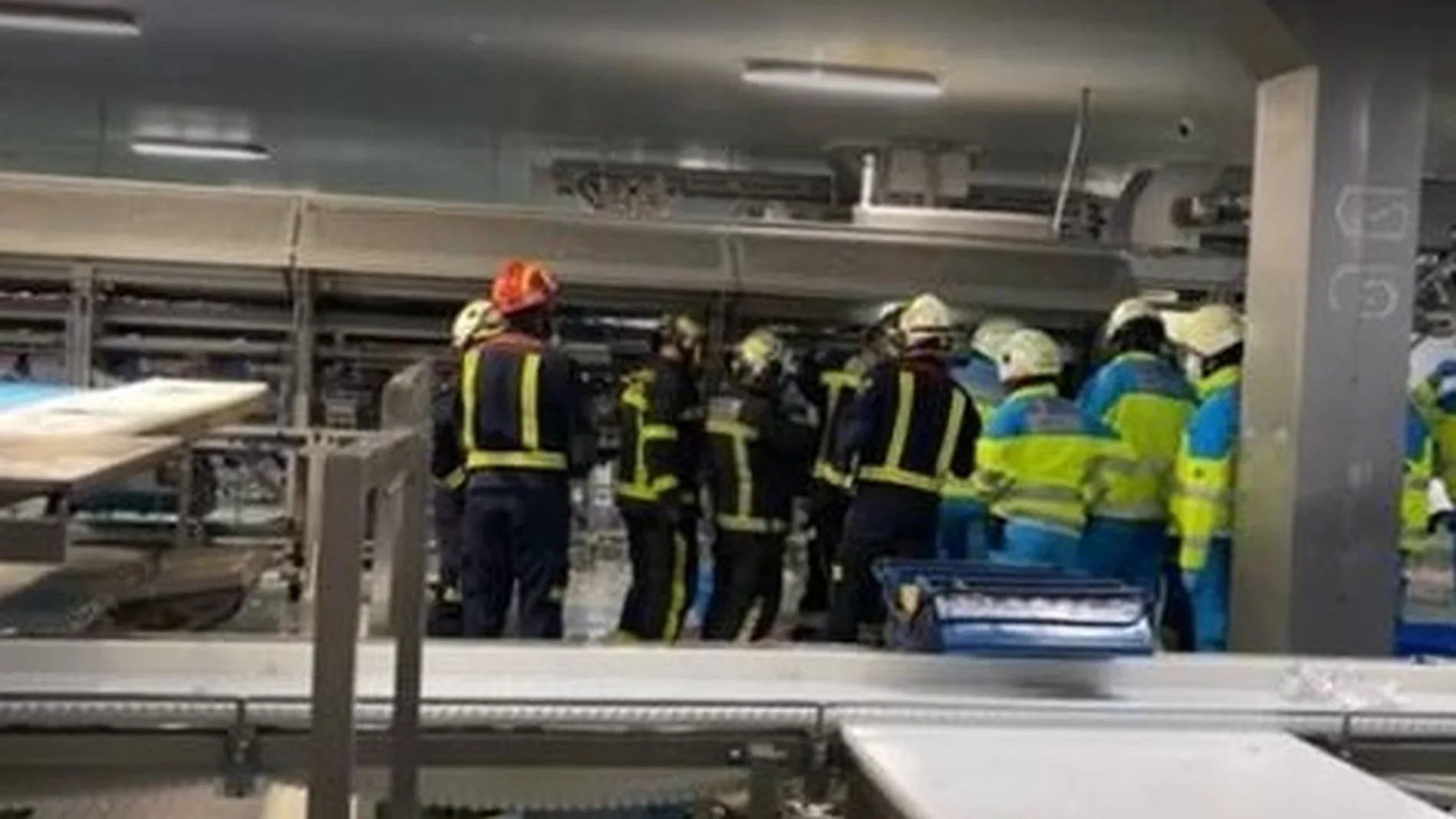 Los bomberos trabajan en liberar al operario de la máquina de una empresa cárnica de San Agustín de Guadalix