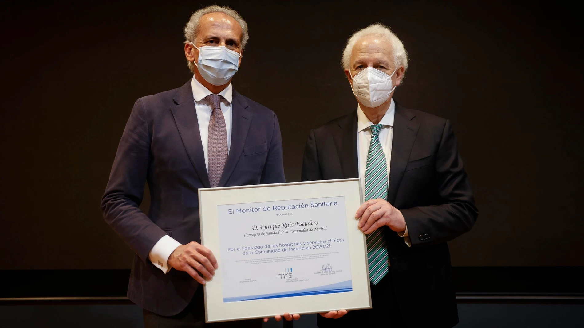 El consejero de Sanidad de la Comunidad de Madrid, Enrique Ruiz Escudero, recibe el diploma de Monitor de Reputación Sanitaria