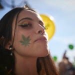 Una manifestante durante la Marcha Mundial de la Marihuana 2022, en la Puerta del Sol, el pasado 7 de mayo de 2022, en Madrid