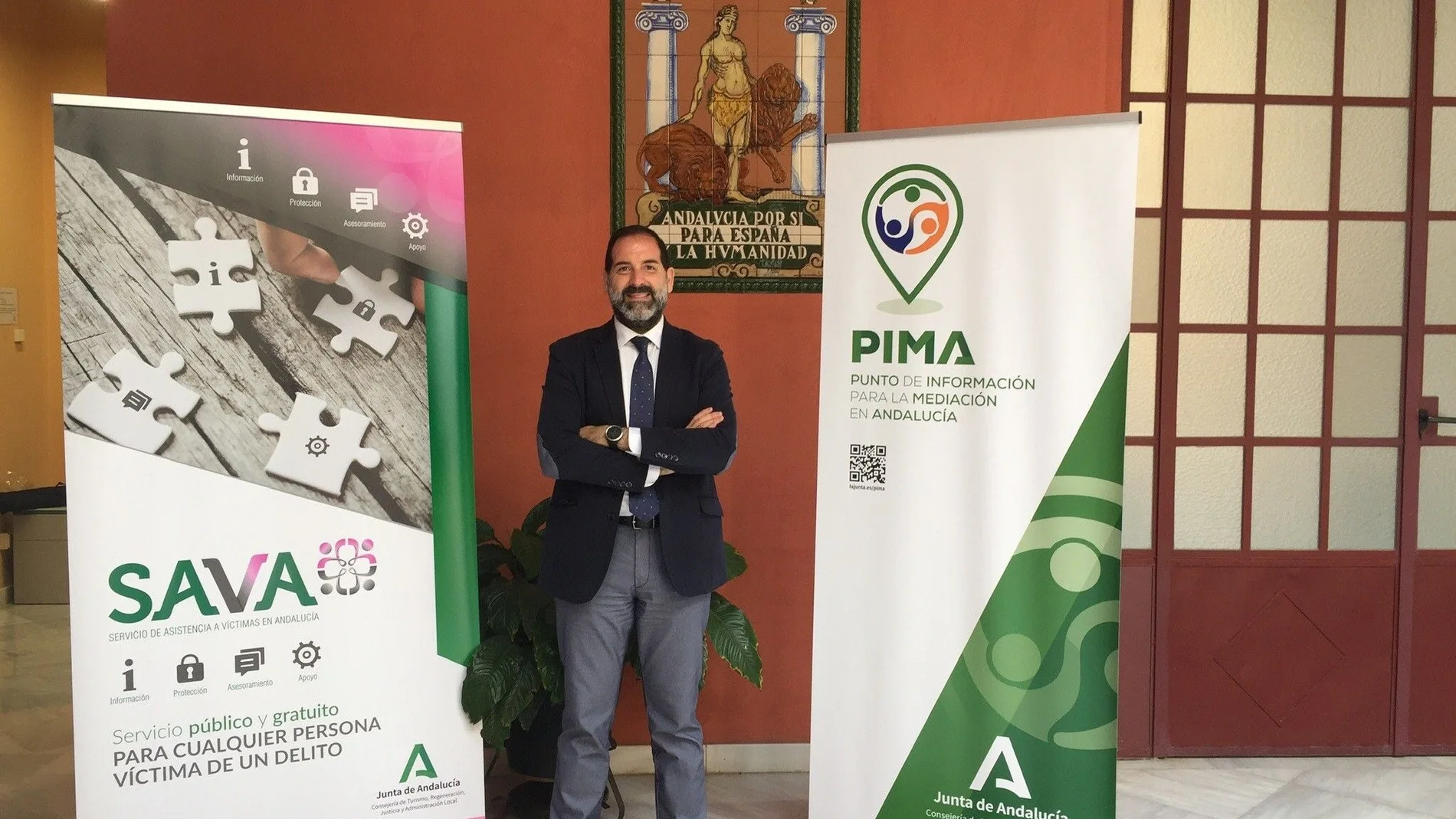 En la imagen, el director general Francisco Ontiveros, entre logos de PIMA y SAVA
