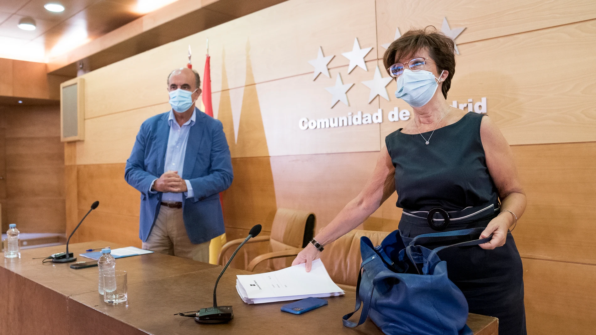 El viceconsejero de Asistencia Sanitaria y Salud Pública de la Comunidad de Madrid, Antonio Zapatero, y la directora general de Salud Pública, Elena Andradas